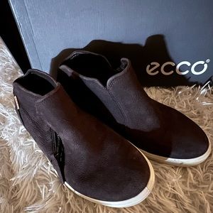 Like New ECCO Women’s Soft 7 Suede Zip Boot - Size 35 (EU)